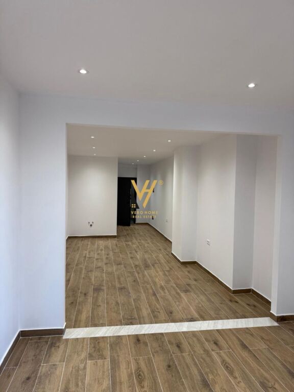 BUSINESS PREMISES FOR SALE 60 M2 AT THE TRAIN STATION 156,000 EURO