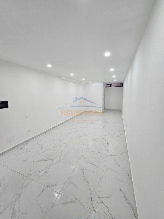 Ambient Biznesi, Komuna e Parisit, Tirane