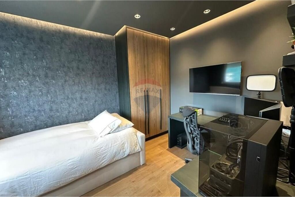Shitet apartament 3+1 Komuna e Parisit