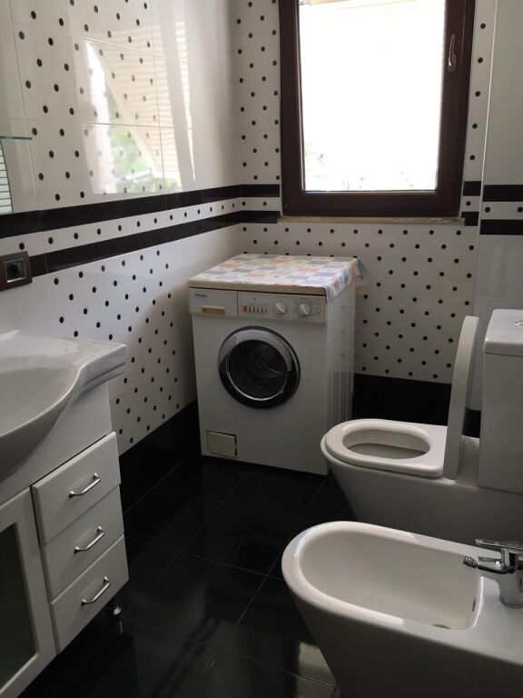 Apartament 1+1 +verande dhe poste parkimi tek kopshti zologjik