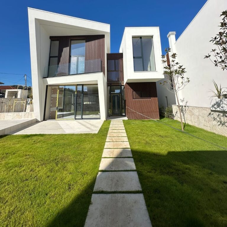 🏡✨ 3-Storey Villa for Sale near TEG ✨🏡