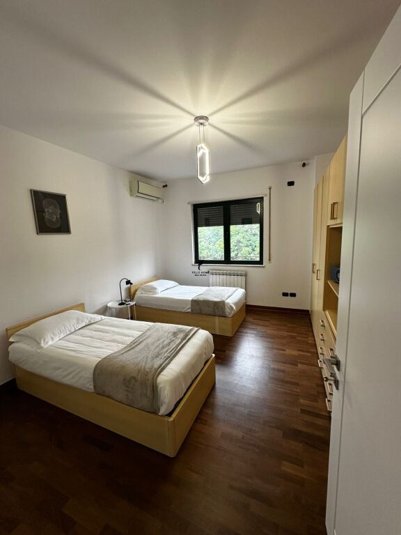 APARTAMENT ME QERA 2+1+2 LIQENI I TIRANES 1.600 EURO FH-72980