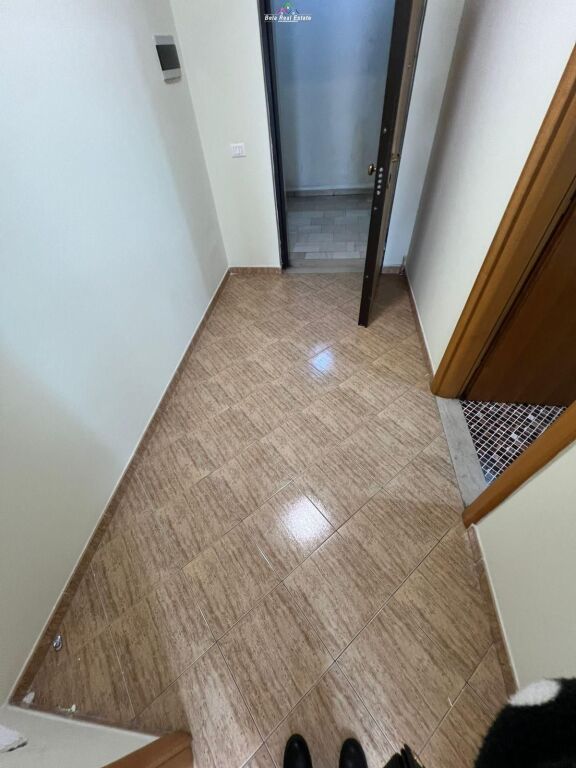 Zyre me qera tek Zogu i Zi (ID BZ2156) Tirane