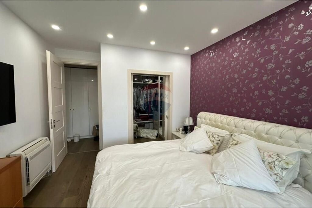Shitet apartament 3+1 Komuna e Parisit