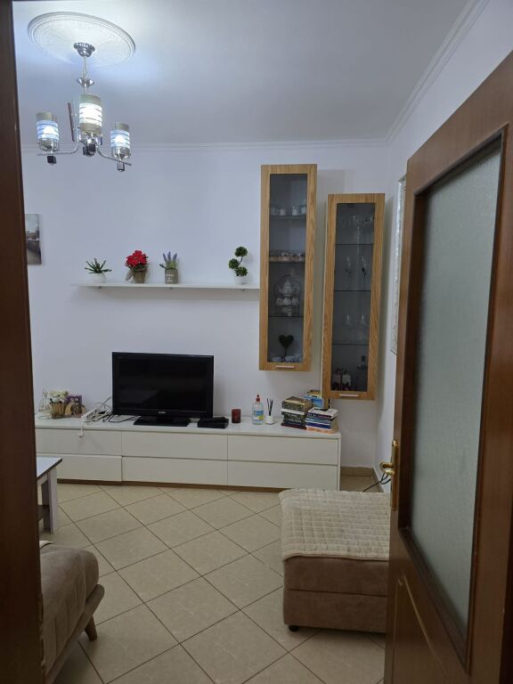 🏡 Apartment 2+1 + annex for rent 🍽️ 📍Near Bajram Curri Boulevard, Nikolle Kacorri street in front of the building with arrows💶 Price: 500€ / month
