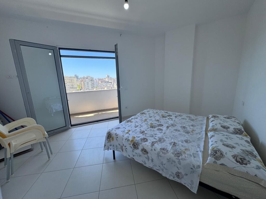 Shitet apartament 2+1+1garazhd  pamje deti  