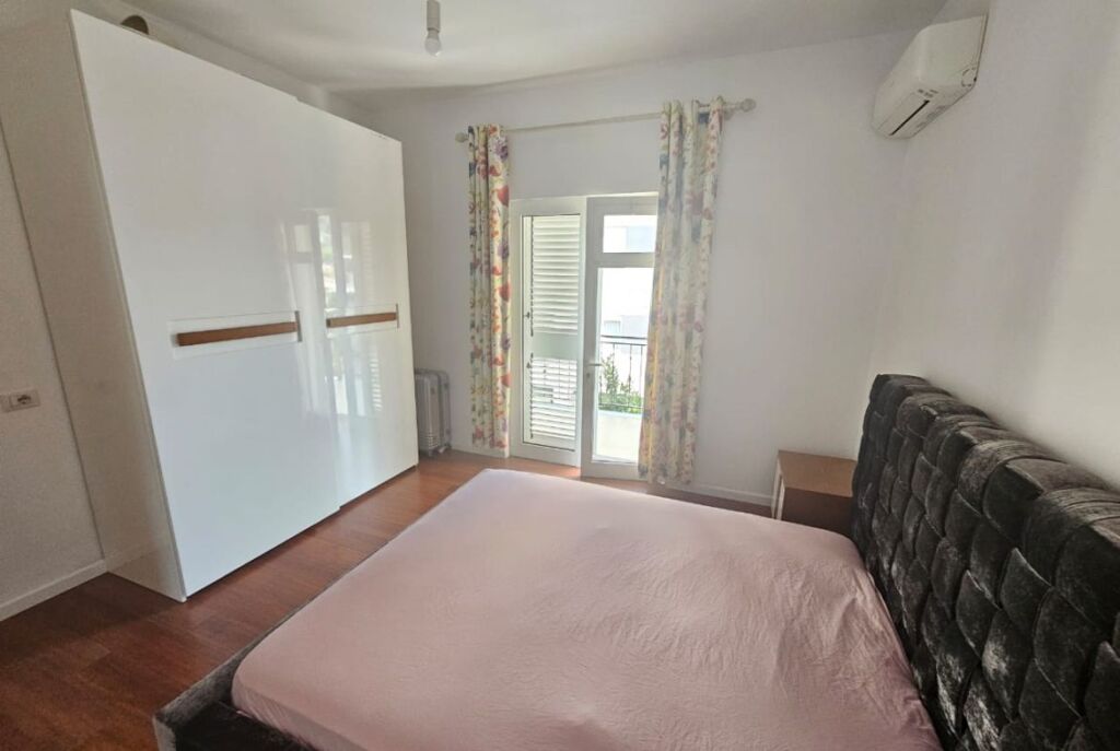 Villa su 3 Piani in Affitto presso il Lago Secco (ID BV22459) Tirana