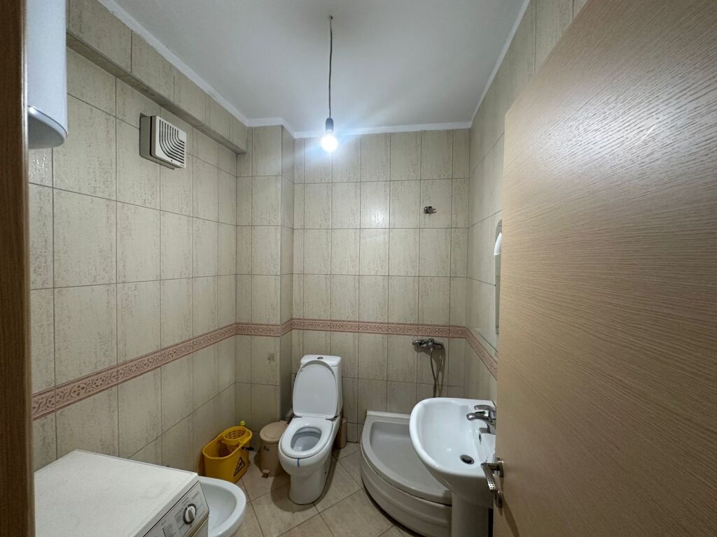 🏡 Jepet me Qera Apartament 1+1 📍 Komuna e Parisit, Kompleksi Kika 1💰 Çmimi: 50.000 lek/muaj