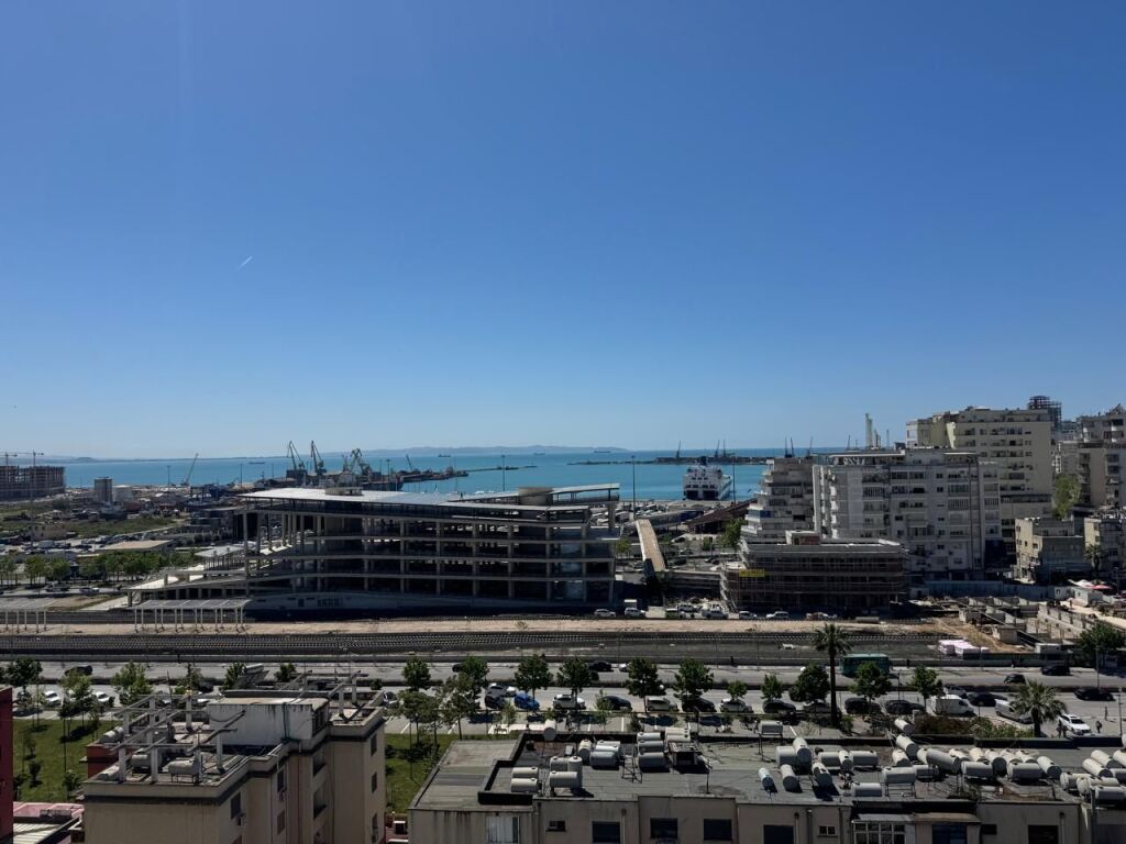 Shitet apartament 2+1+1garazhd  pamje deti  