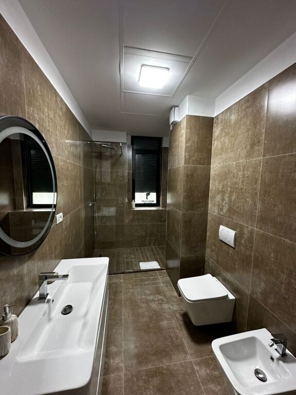 APARTAMENT ME QERA 2+1+2 LIQENI I TIRANES 1.600 EURO FH-72980