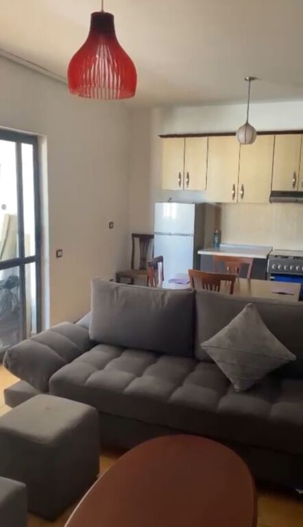 Jepet me qera Apartamenti 2+1 , rruga Shqefqet Masarai ( 21 Dhjetori) 550 mije leke