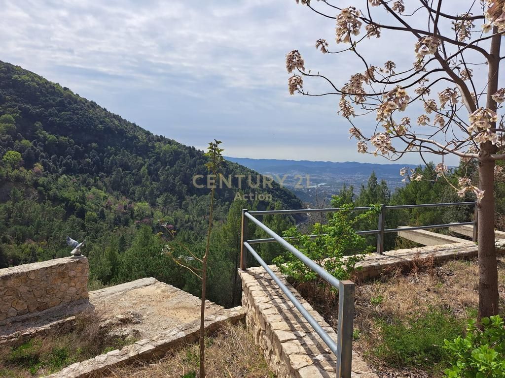 WE SELL A VILLA AND 7000 M2 OF LAND IN LANABREGAS!