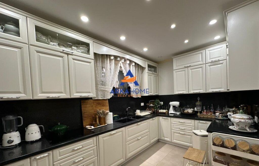 IN VENDITA APPARTAMENTO 3+1+BALCONE+POSTO AUTO " KOMUNA E PARISIT " 365.000 EURO (+30.000 EURO POSTO AUTO)
