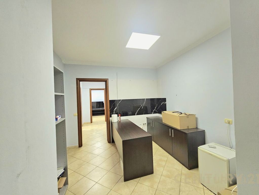 OFFICE SPACE FOR RENT NEAR THE UNIVERSITY BOOK!