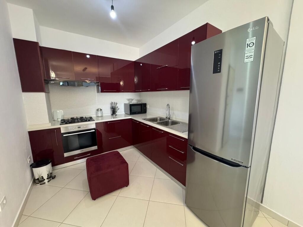 Shitet apartament 2+1+1garazhd  pamje deti  