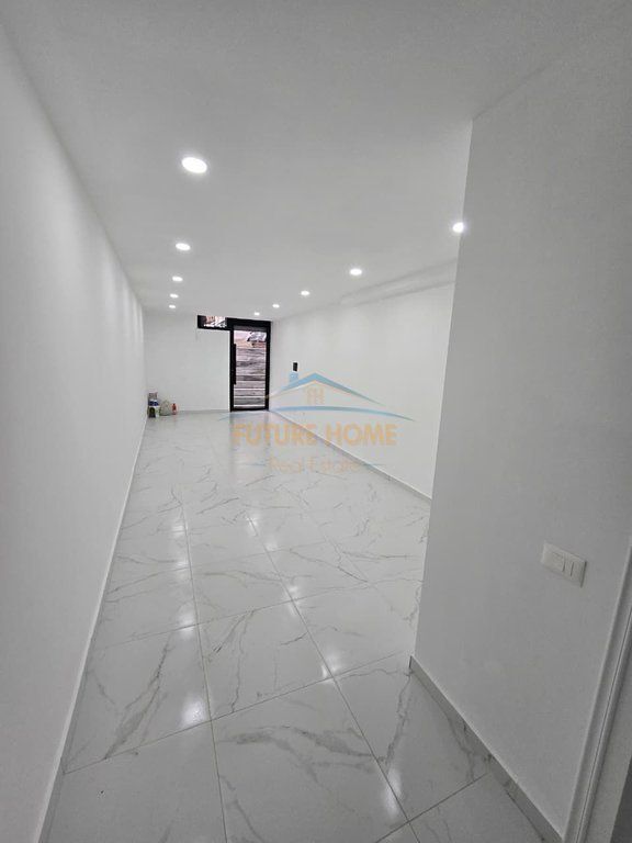  Ambient Biznesi, Komuna e Parisit, Tirane