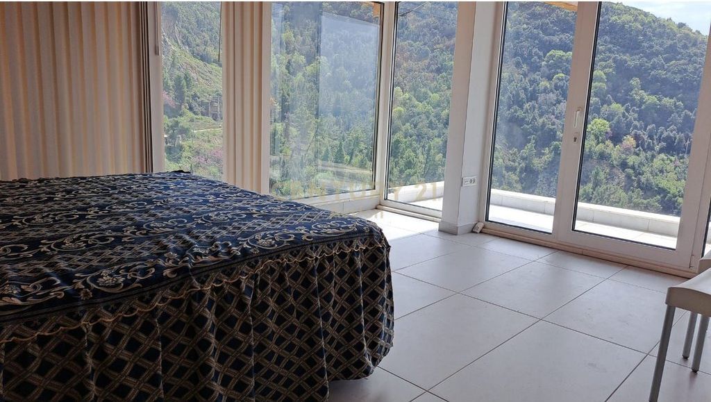 WE SELL A VILLA AND 7000 M2 OF LAND IN LANABREGAS!
