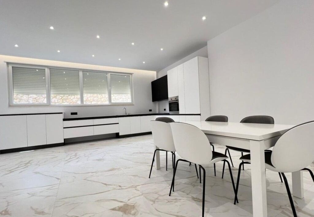 🏡 Vilë për Shitje – Elegancë, Hapësirë dhe Privatësi
