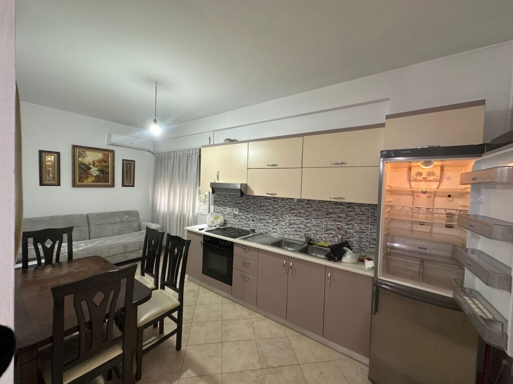 🏡 Jepet me Qera Apartament 1+1 📍 Komuna e Parisit, Kompleksi Kika 1💰 Çmimi: 50.000 lek/muaj