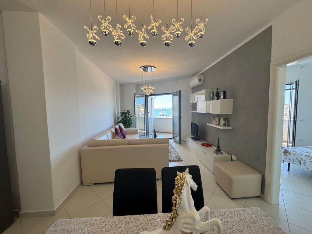 Shitet apartament 2+1+1garazhd  pamje deti  