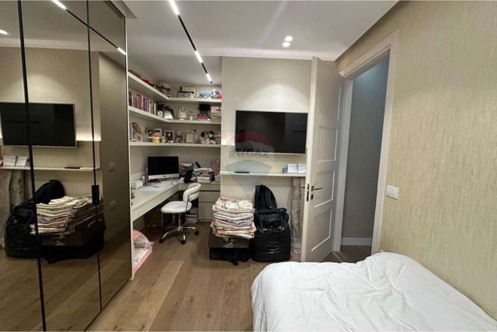 Shitet apartament 3+1 Komuna e Parisit