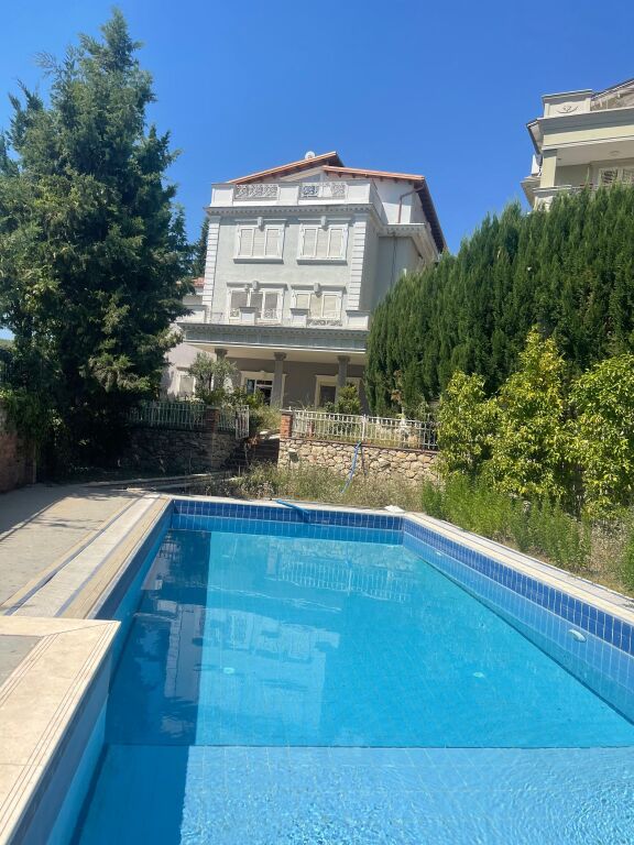 Shitet Vilë 4-Katëshe me Pishinë – Akacia Hills, TEG