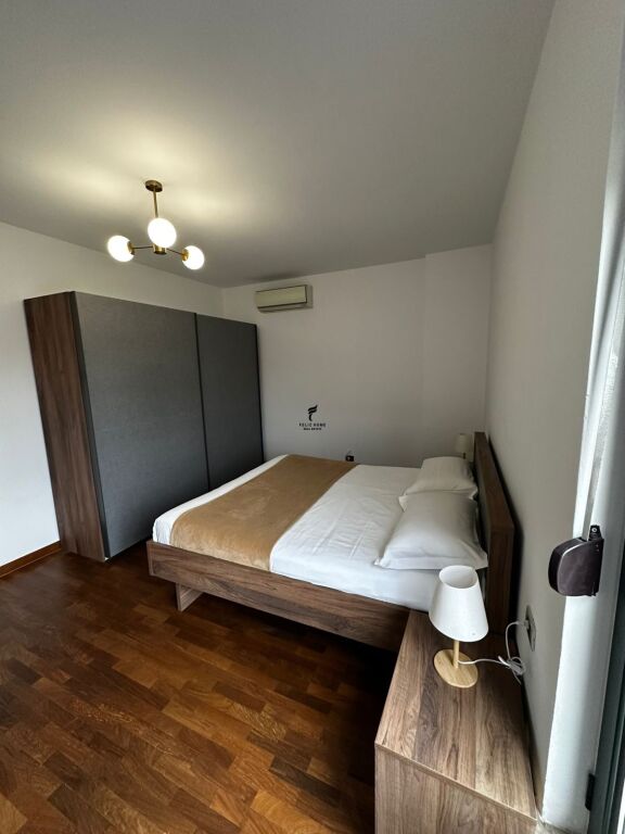 APARTAMENT ME QERA 2+1+2 LIQENI I TIRANES 1.600 EURO FH-72980