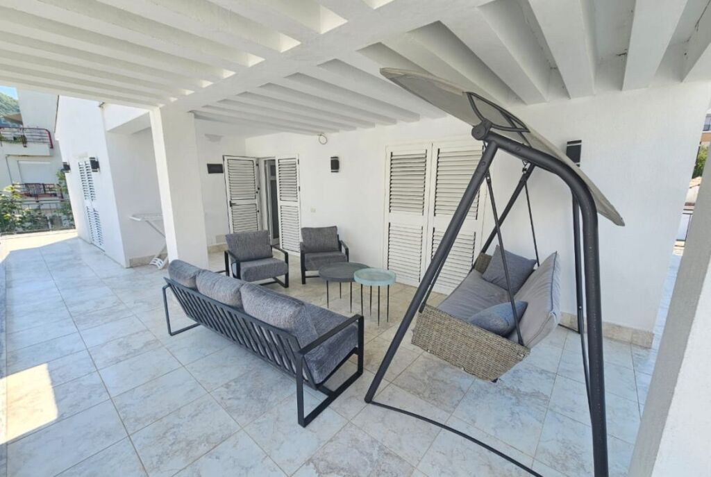 Villa su 3 Piani in Affitto presso il Lago Secco (ID BV22459) Tirana