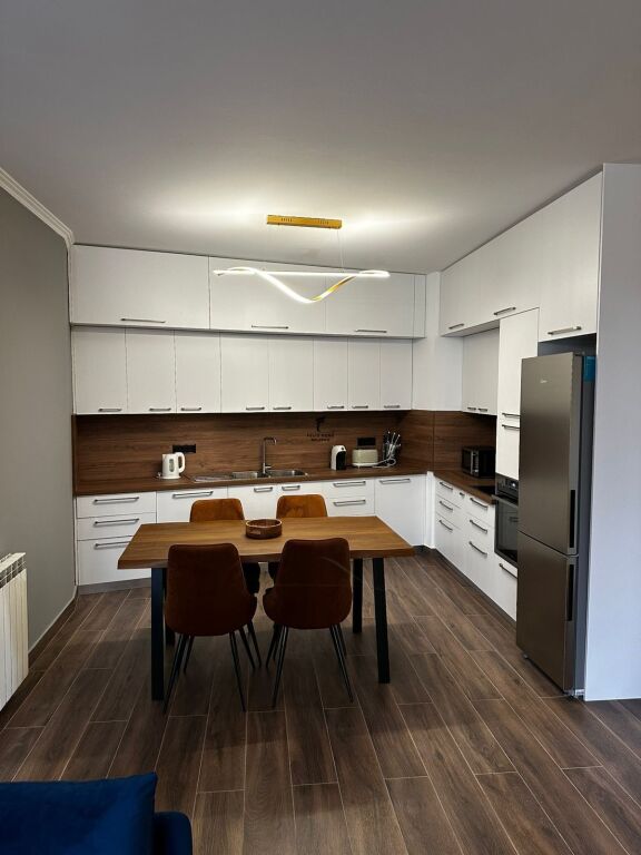 APARTAMENT ME QERA 2+1+2 LIQENI I TIRANES 1.600 EURO FH-72980