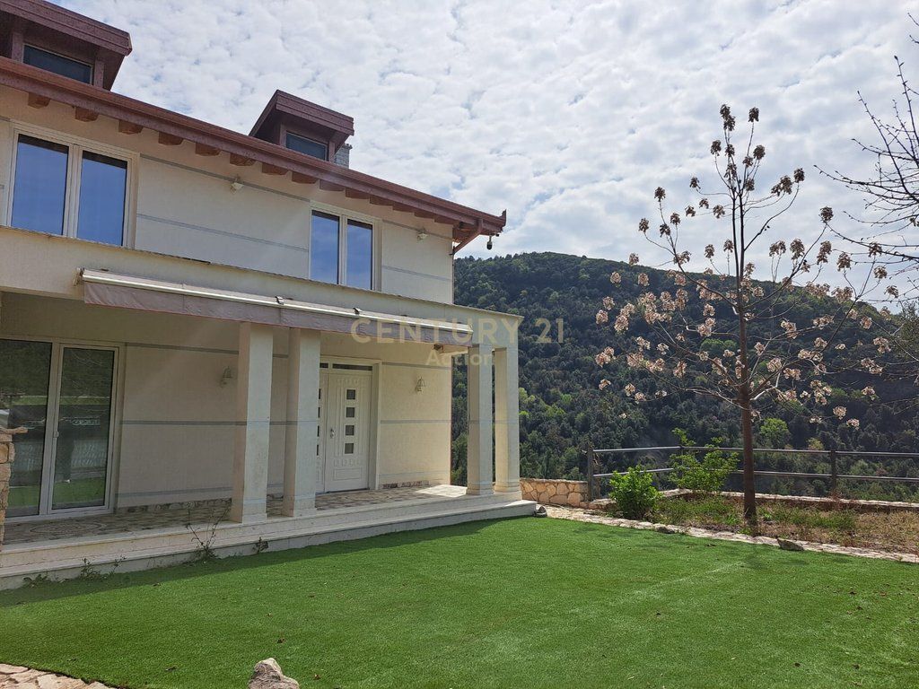WE SELL A VILLA AND 7000 M2 OF LAND IN LANABREGAS!