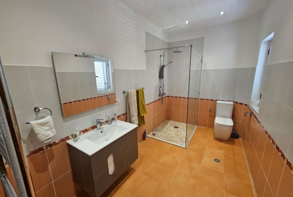 Villa su 3 Piani in Affitto presso il Lago Secco (ID BV22459) Tirana