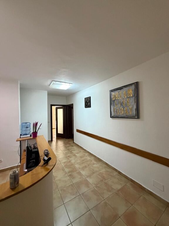 🏢 JEPET ME QIRA AMBIENT  Zona: Ish Ekspozita, Tiranë