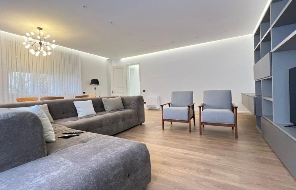 🏡 Vilë për Shitje – Elegancë, Hapësirë dhe Privatësi