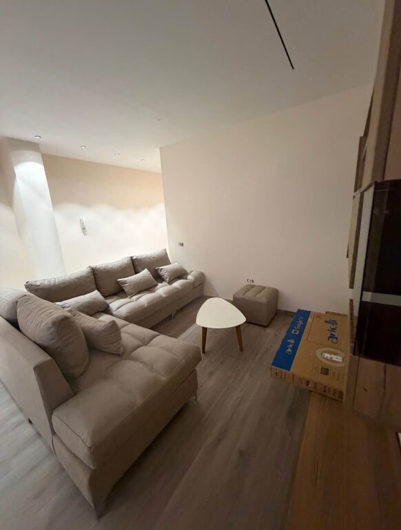 JEPET ME QERA APARTAMENT 3+1+2 - PRANE QENDRES, TIRANE