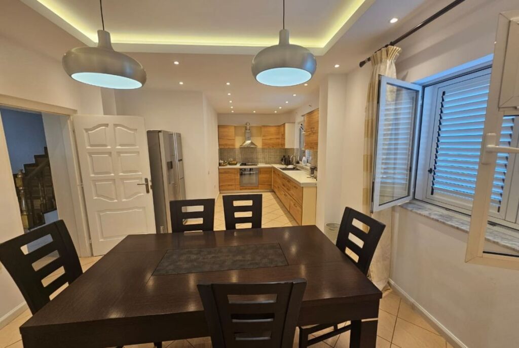 Villa su 3 Piani in Affitto presso il Lago Secco (ID BV22459) Tirana