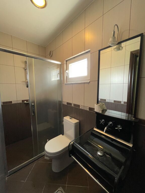 Shitet Vilë 4-Katëshe me Pishinë – Akacia Hills, TEG