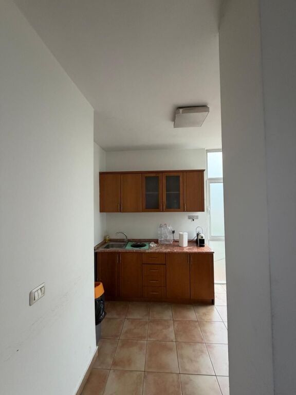 🏢 JEPET ME QIRA AMBIENT  Zona: Ish Ekspozita, Tiranë