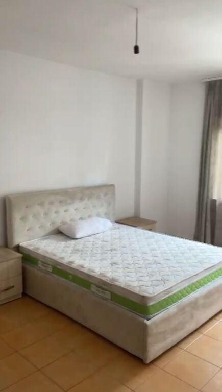 Jepet me qera Apartamenti 2+1 , rruga Shqefqet Masarai ( 21 Dhjetori) 550 mije leke