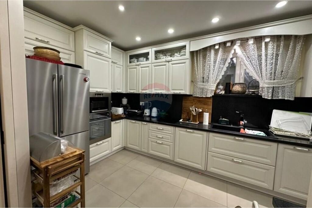 Shitet apartament 3+1 Komuna e Parisit
