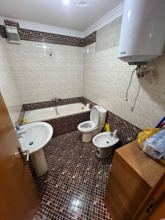 Zyre me qera tek Zogu i Zi (ID BZ2156) Tirane