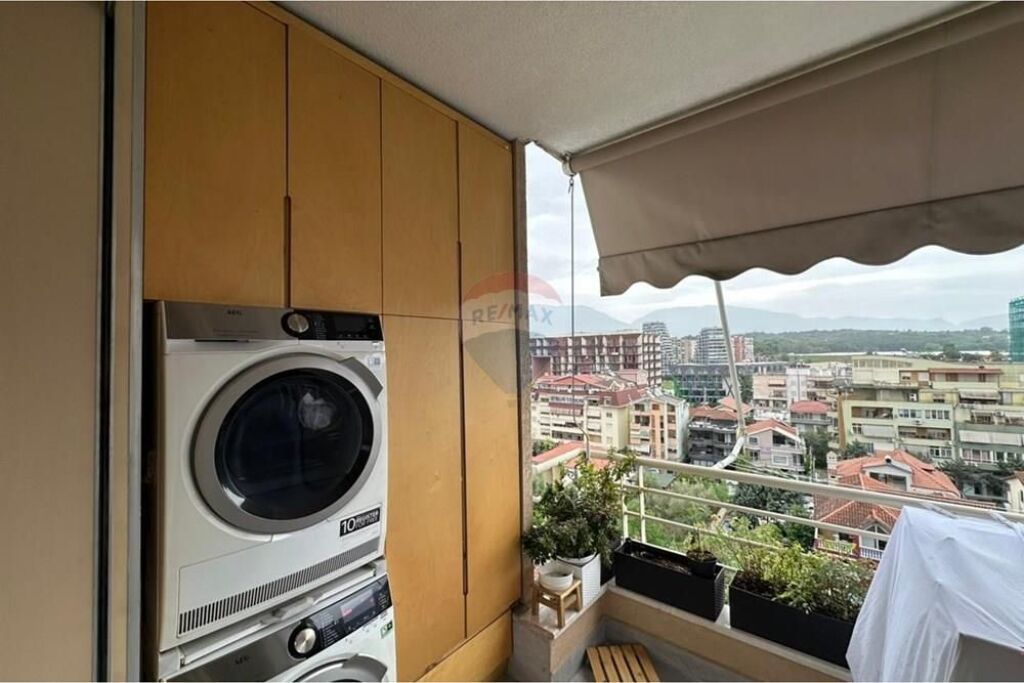 Shitet apartament 3+1 Komuna e Parisit