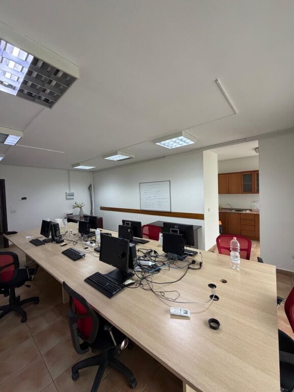 🏢 JEPET ME QIRA AMBIENT  Zona: Ish Ekspozita, Tiranë