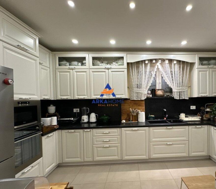 IN VENDITA APPARTAMENTO 3+1+BALCONE+POSTO AUTO " KOMUNA E PARISIT " 365.000 EURO (+30.000 EURO POSTO AUTO)
