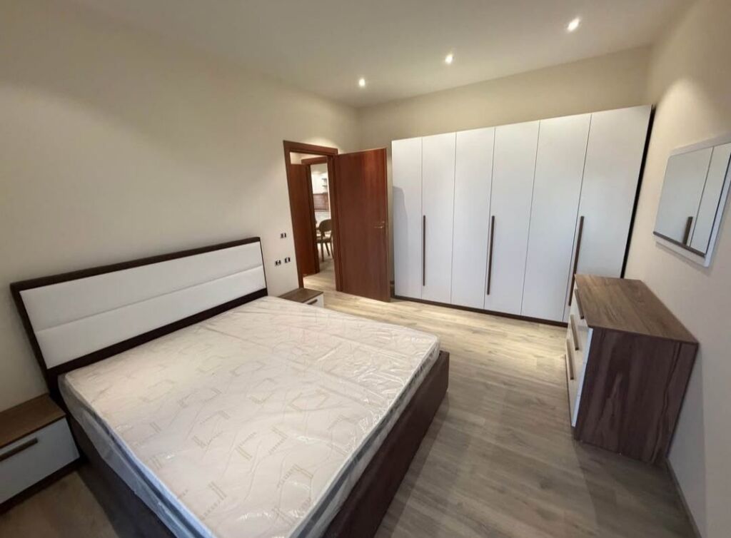JEPET ME QERA APARTAMENT 3+1+2 - PRANE QENDRES, TIRANE