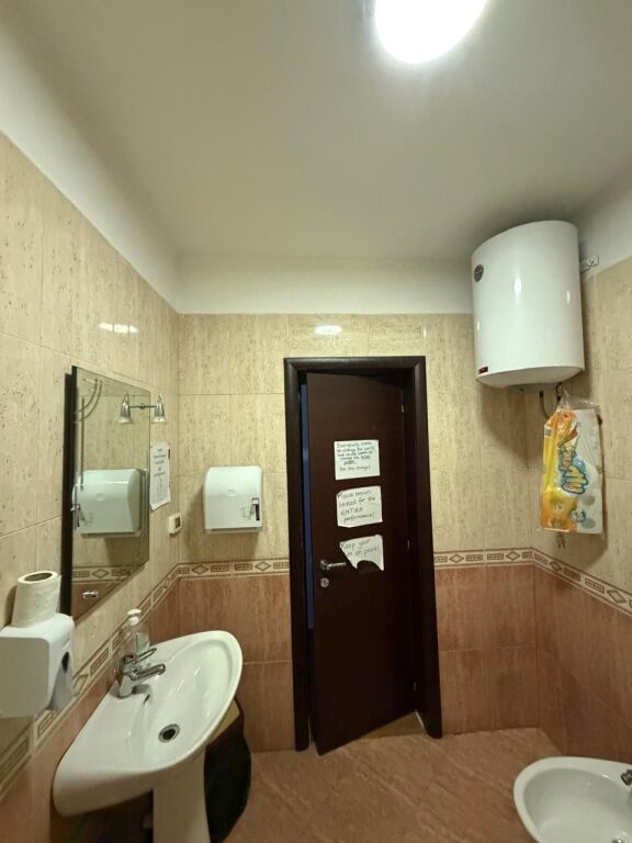 🏢 JEPET ME QIRA AMBIENT  Zona: Ish Ekspozita, Tiranë