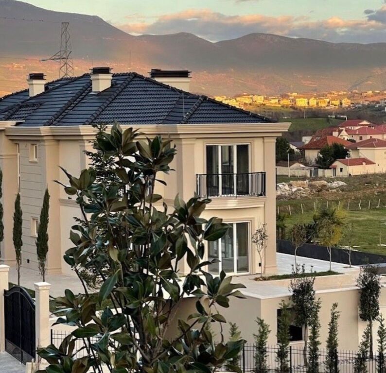 🏡 Shitet Vilë Unike Me 2 Pishina – Mjull-Bathore
