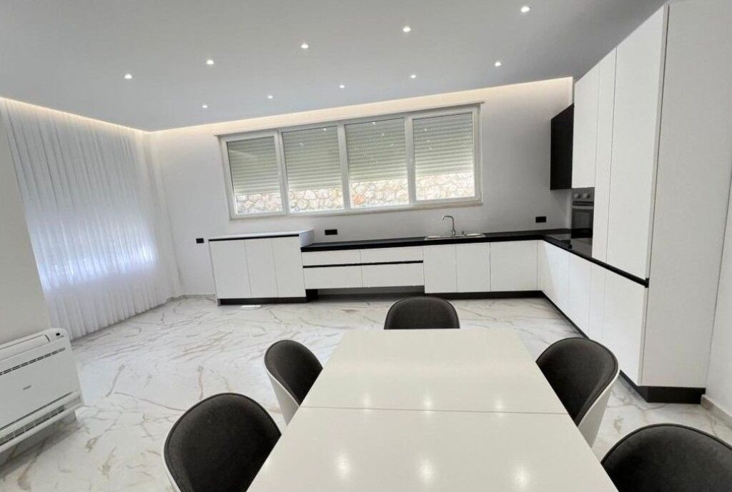 🏡 Vilë për Shitje – Elegancë, Hapësirë dhe Privatësi