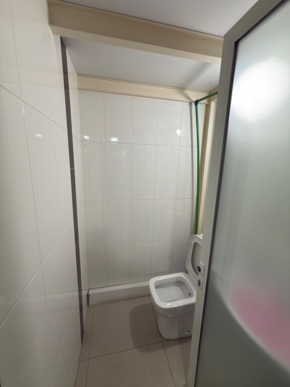 Ambjent biznesi me qira në një nga zonat më të kërkuara të Tiranës, tek Rruga e Kavajës.