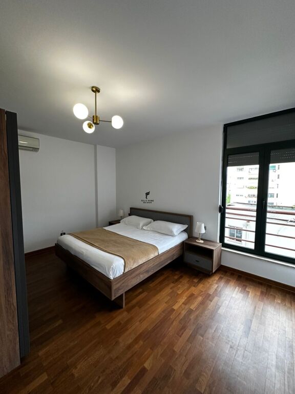 APARTAMENT ME QERA 2+1+2 LIQENI I TIRANES 1.600 EURO FH-72980