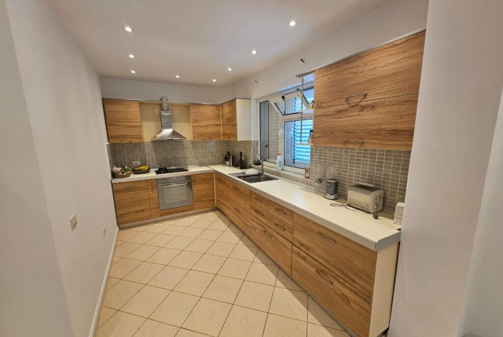 Villa su 3 Piani in Affitto presso il Lago Secco (ID BV22459) Tirana